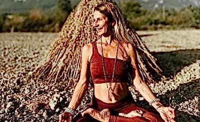 Mey Elbi ile 200 Saat Mindfulness Temelli Yogayı Öğrenme ve Derinleşme Programı